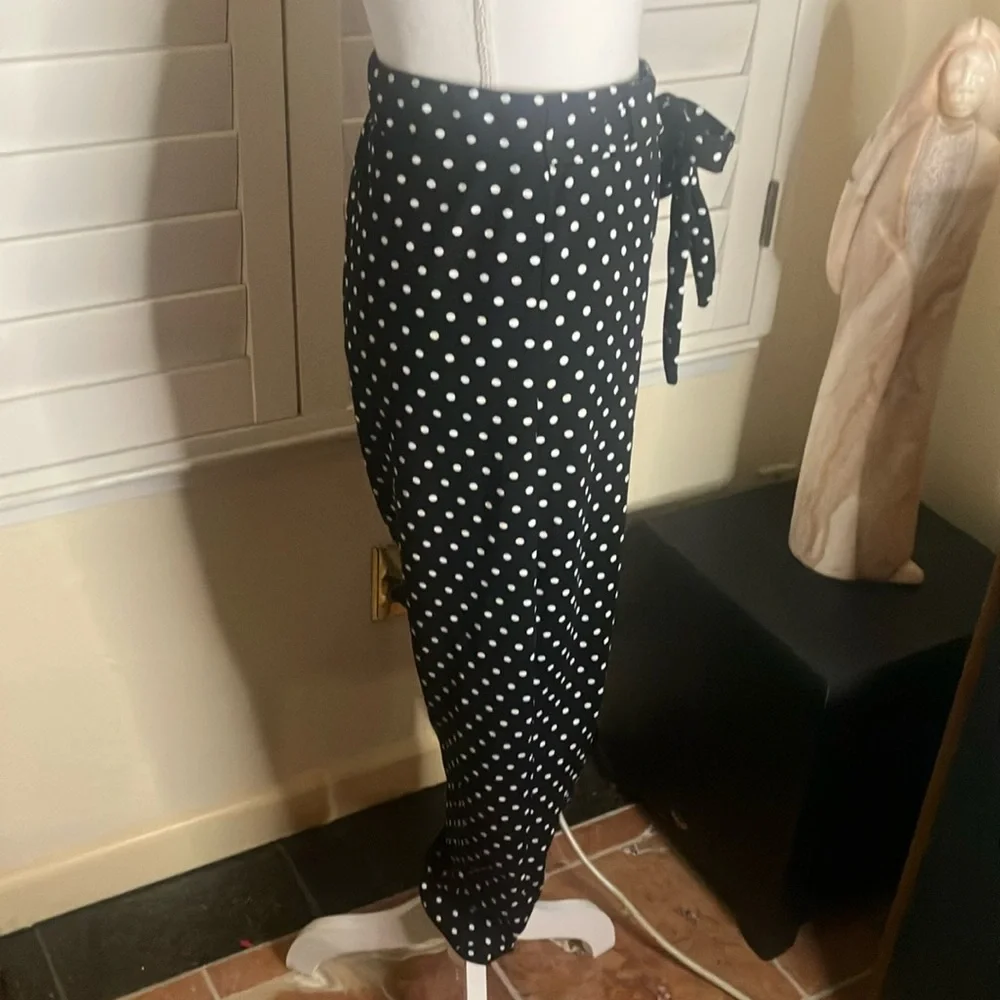 🤍🖤Polka Dot polyester stretchy pants with a bow tie in front. Exc Cond. Sz XXL - Picture 4 of 5
